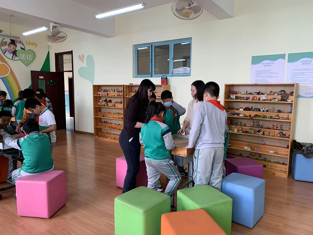 听心教育心理咨询走进宜兴埠第三小学开展团体沙盘活动