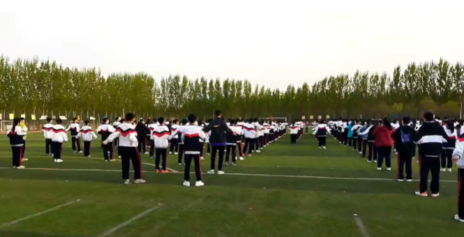 听心教育张瑞兵老师给张家窝中学全体高三学子开展户外团辅活动